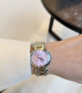 40岁生日礼物｜浪琴心月粉盘真的太美啦！ 第一眼就喜欢上啦，过生日马上就安排上！30Mm的表盘直径，上手感觉很精致，搭配大衣真的好好看这个金属质地的粉色有一种清