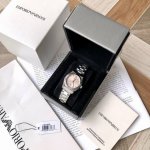 专柜新款！原厂阿玛尼 Emporio Armani Ar11658 费德丽卡系列女式石英腕表，优雅奢美的复古风潮席卷而来，青春裸粉色表盘上的简约刻度搭配独立日历