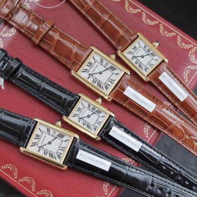 新款原单坦克小金表 大号尺寸33.725.5。小号尺寸29.522 -Tank腕表家族的代表作！灵感来源于当时的坦克造型，推出后一直备受欢迎，一直热门一直火，真