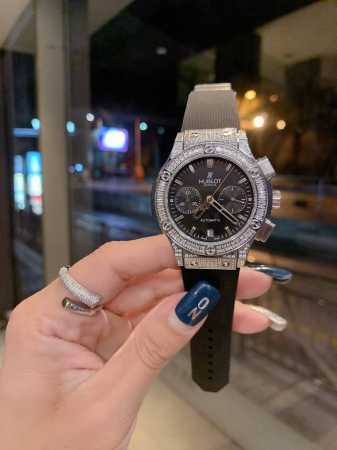 满钻白壳 Hublot恒宝-宇舶38Mm计时女表，就是要颠覆一切规则！宇舶勇敢表达爱意的时刻！Hublot 为您准备好了爱的表白礼物！为您爱的人献上一份满满的爱 - 点击图像关闭