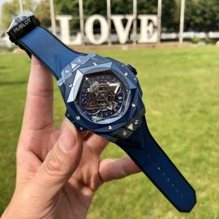 全新爆品，彩色陶瓷 宇舶Big Bang Sang Bleu Ⅱ 刺青第二代腕表。运用立体几何图形，巧妙的构思，呈现出精妙的浮雕效果以及完美的三维视觉体验。 陶 - 点击图像关闭