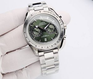 白钢 . 欧米茄超霸系列腕表新品发布。 这款腕表采用42Mm精钢表壳和904L表链，配备黑色陶瓷表圈圆环。 原版开模复刻，搭配进口机械全自动机芯，真正实现0返修