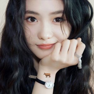 Cartier 卡地亚 Baignoire浴缸系列腕表，女神值得推荐的一款腕表！ 1典雅欧风浴缸形状，完美演绎卡地亚的经典美学，涌现腕表设计的焕新力量！ 2经典