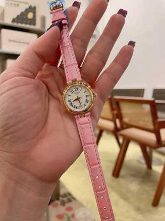 小金表 今年3月份天梭出得新款嘉丽小美人系列，整体非常简洁，26Mm的表盘很精致小巧，厚度刚刚好！不愧是小美人～戴起来也是非常好看的～值得入手手表之一。 - 点击图像关闭