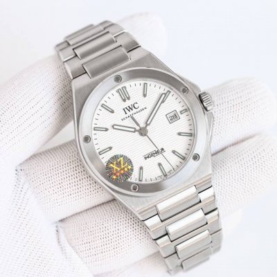 台湾厂耗时半年2025压轴巨作，Iwc万国全新工程师系列全自动腕表40重塑了上世纪70年代杰罗.尊达风格！表盘经典网格设计和多边形螺丝表壳巨显独特，表带中间链节