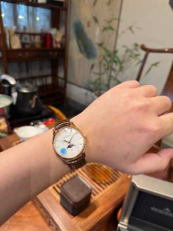 积家月相大师携手超薄一体机芯限时返场 直径39Mm同步原装 流线型精钢表壳保驾护航 左右侧面有日历和月相调节按钮 把头的logo浮雕明晰有力 并且整只表壳进行了 - 点击图像关闭