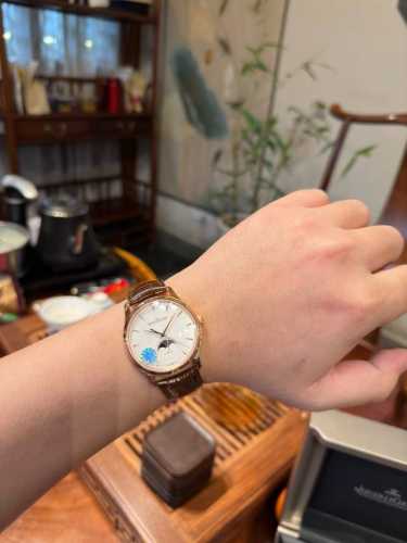 积家月相大师携手超薄一体机芯限时返场 直径39Mm同步原装 流线型精钢表壳保驾护航 左右侧面有日历和月相调节按钮 把头的logo浮雕明晰有力 并且整只表壳进行了