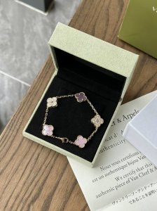 V金材质 梵克雅宝玫瑰金“5花粉贝母单花满钻手链”上手非常气质。香港贸易公司代工厂p原版开模，内部数据加工，因此成品形状大小、克重、色泽都跟原版一模一样。专柜原