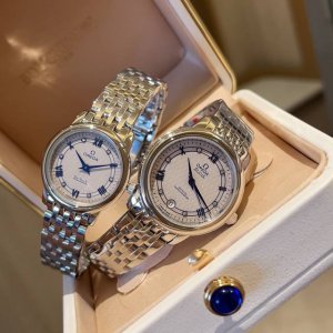 台湾厂 搭配红色包装礼品袋欧米茄蝶飞石英系列腕表 腕表女装尺寸27.4Mm 男装33Mm 进口瑞士石英机芯 316精钢表壳 防刮花玻璃 认证细节：原装表扣 别具