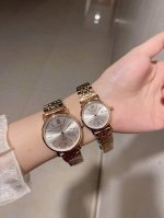 金壳+20 钢带+20浪琴精品情侣腕表 经典三针设计 尊贵大气 绅士风范 卓越品质 热卖全城 采用进口石英机芯 顶级316精钢表壳 进口小牛皮表带 矿物质超强镜