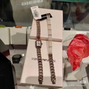 阿玛尼爆款来啦买1得2 手表手链一组真的太美了 方形小表盘三层细珍珠手链 可以单戴也可叠戴，美上天际了[偷笑]