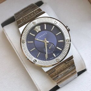 原盒:50 Versace 范思哲vevi系列男表，采用独特的日晖纹表盘面和螺丝钉设计，12时位美杜莎头像醒目张扬掀起现代风范，进口蓝宝石玻璃，外径41Mm，5