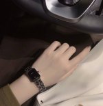 如果不爱吃糖，那就买一块香奈儿方糖 生活的甜度加班给不了你，但花钱可以 难得能够遇到S码的表带，黑银也是我喜欢的搭配色 喜欢是自己给自己的 时间是生活的货币 虽