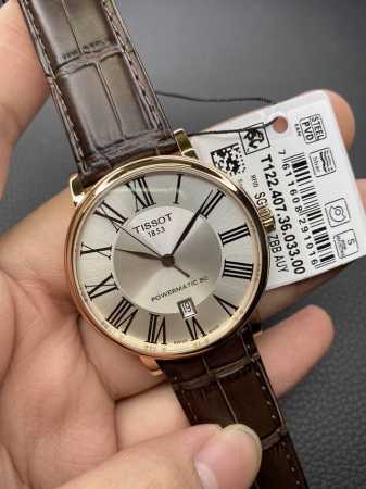 天梭卡森臻我系列T122机械男表，40Mm表径，都都市优雅风范，简单优雅的设计深受消费者喜爱，蓝宝石玻璃，可搭载Eta2824C07机芯，稳定性毋庸置疑，条钉盘 - 点击图像关闭