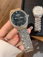 品牌。劳力士。新款火爆来袭。时尚超前石英腕表采用原装领口石英机芯，简约经典设计，矿物质超强高清玻璃镜面。316L精钢表带，机械走时，尺寸40Mm＊10Mm！整体