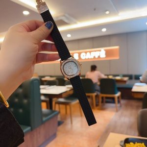 百达翡丽--手雷系列 女款简约三针， 亲民版本到货啦 石英机芯 日期显示 浮雕表盘，全质立体字块，中心大秒针，“热带”复合材质表带，Aquantaut 折叠式表