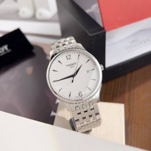 天梭T063俊雅系列，简约的表盘设计，表径42Mm，约7毫米超薄表盘，上手舒适！简单优雅的设计深受消费者喜爱，原装瑞士Eta石英机芯，稳定性毋庸置疑，蓝宝石镜面
