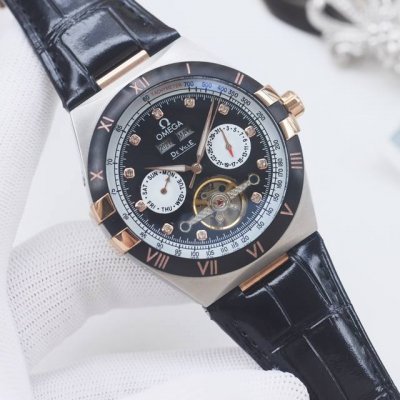 白 金 品牌：欧米茄-Omega 类型：男士腕表 壳套：顶级版316精钢L 表带：进口小牛皮表带 机芯：全自动机械机芯 镜面：矿物质防刮镜面玻璃 尺寸：直径42