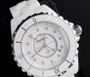 戴上它真的被问爆了！陶瓷表带贴手腕，夏天戴也不闷汗。白表盘配碎钻，上班约会搭啥都显贵气。戴了大半年，日常洗手也没刮花，质感绝绝子。现在出门不戴它总觉得少点啥，闺