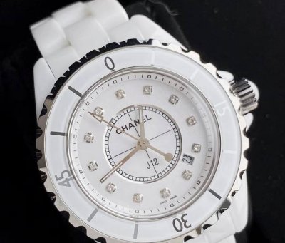 戴上它真的被问爆了！陶瓷表带贴手腕，夏天戴也不闷汗。白表盘配碎钻，上班约会搭啥都显贵气。戴了大半年，日常洗手也没刮花，质感绝绝子。现在出门不戴它总觉得少点啥，闺