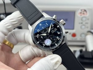 万国 Iwc 飞行员系列 市场最新版本原版开模,精益求精。 1腕表采用316精钢全新开模,尺寸为41Mm表带宽度为20Mm 2 除了拥有极为醒目的测速陶瓷圈口, 万国 Iwc 飞行员系列 市场最新版本原版开模,精益求精。 1腕表采用316精钢全新开模,尺寸为41Mm表带宽度为20Mm 2 除了拥有极为醒目的测速陶瓷圈口,