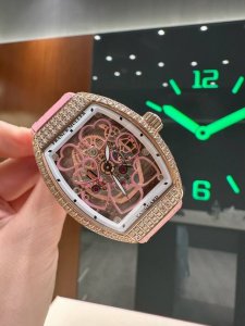 白钻 金钻2150Abf 法穆兰推出新款女士腕表 V32 DDD 满天星方钻 表盘充满女性钻石气质 ，与创新设计完美平衡 精美装饰与功能卓尔的机芯和谐相称，造就