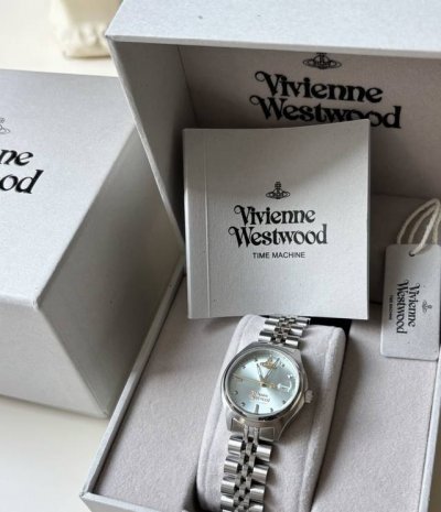 西太后碎冰蓝 这个蓝色非常透，夏天配碎冰蓝非常凉爽非常搭，充满了青春与活力#配饰分享 #时尚配饰 #配饰推荐 #百搭 #女士手表 #女表 #西太后