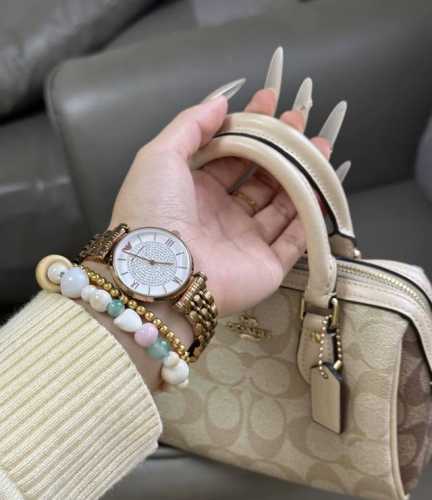 阿玛尼的满天星 很经典的款式 小砖石点缀 闪闪的 小细节做得挺到位 咱就是说，这手表我尊嘟没选错！ #高级感宝感手表分享 #Armani手表 #我们都爱戴手表