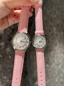 银白 玫瑰金 皮钢带同价 卡地亚 Cartier 最新ronde Must系列腕表，承袭经典圆形造型，以更流畅的表壳，与更精致的表盘设计焕美新姿瞩目回归。经典的