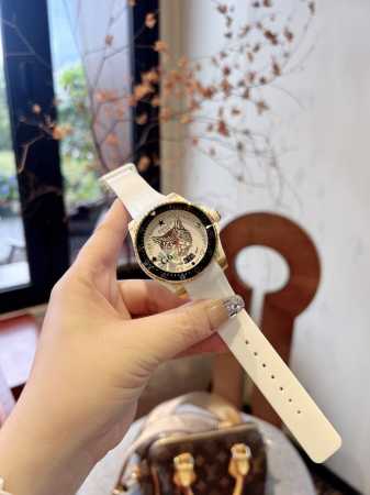 白壳 金壳 0升级版 原单品质 值得信赖 古驰 Gucci新款中性潜水表 时尚不失大气 男女皆宜 40 Mm表径 以品牌标志性 猫 图案和夜光显示为表盘 应用不 - 点击图像关闭
