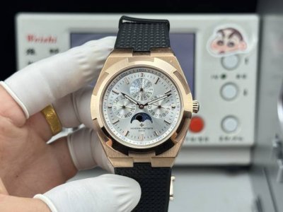 披星戴月 砥砺前行 江诗丹顿 Overseas纵横四海4300V系列万年历多功能腕表 腕表采用直径41.5毫米的表壳，搭载自动上链机械机芯 1120 Qp1超薄