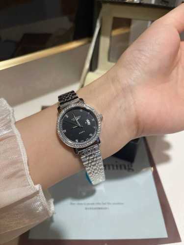 白钻 玫 钢带20陶瓷40新款浪琴-Longines简约大气女款 进口石英机芯 矿物质玻璃镜面 316L精钢表壳 直径30Mm厚8Mm 该款腕表备受女性喜爱，在