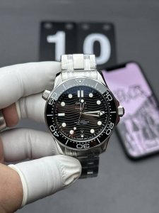 给你双倍的品质！ 欧米茄海马 系列，热门爆款。表径42Mm，弧拱形双面防反光蓝宝石玻璃表镜，表盘采用抛光陶瓷制成，并用激光携刻了波纹图案，镂空指针与浮雕刻度经过