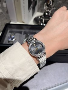 白 金 新款 范思哲 Versace Petit系列，表径28Mm，融合了简约时标与创新款式设计加上吸睛腕带，彰显出充满都市风格的组合，为都市女士打造，百搭简约