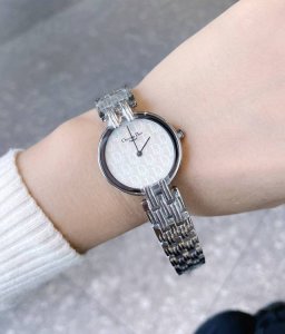 日本中古宝藏手表 Dior迪奥时尚魔头女表 上手巨推啊 变盘尺寸28Mm不大不小 简直是女生的最爱是 珍珠贝母面 带上特别显气质 浓浓的中古风