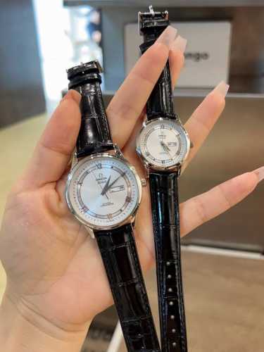 金壳+20钢带20经典款欧米茄 情侣对表 双历原装进口石英机芯 矿物质玻璃镜面 316L精钢表壳 直径男40Mm女30Mm 厚8Mm如果今天的阳光停止了它耀眼的