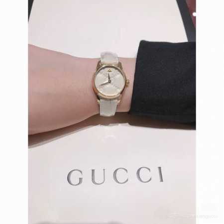 古驰新款，石英女士腕表，表径28Mm，水晶玻璃，黄金色Pvd镀层表壳，Gucci 棕志性Gg图案呈现于表盘和白色皮带上，防水50M， - 点击图像关闭