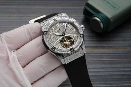白 . 金20 . 钢带40. 恒宝-宇舶hublot 奢华满钻表壳 时尚镂空表盘 类型：男士机械腕表 表带：进口皮带、钢带 舒适耐用 机芯：全自动机械机芯 走 - 点击图像关闭
