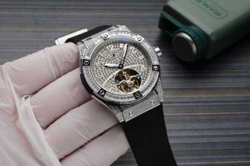 白 . 金20 . 钢带40. 恒宝-宇舶hublot 奢华满钻表壳 时尚镂空表盘 类型：男士机械腕表 表带：进口皮带、钢带 舒适耐用 机芯：全自动机械机芯 走