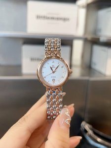 白 金 钻+30 Omega欧米茄 时尚女士石英腕表 女神范十足的一款手表 超强时尚设计理念 进口石英机芯 顶级镀膜玻璃镜面 多颜色进口小牛皮搭配原装针扣 尺寸