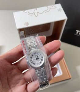 Tissot天梭 小美人系列 石英机芯 罗马刻度 日期显示 女表 瑞表 26Mm 银色表盘 精钢表壳 精钢表带