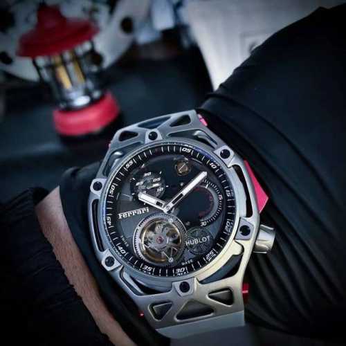改款Hublot 宇舶表 Techframe Ferrari 法拉利70周年陀飞轮计时腕表.采用法拉利开发跑车的创意流程设计腕表.“引擎”机芯为灵感，围绕该核心