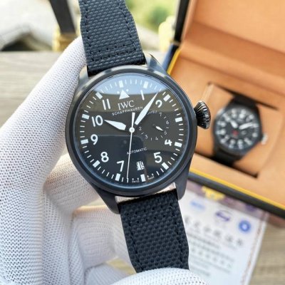 金黑+20万国 Iwc精品男士腕表，多功能设计，尊贵大气，绅士风范，卓越品质，热卖全城。采用全自动机械机芯，顶级316精钢表壳表带，矿物质超强镜面，尺寸44*1