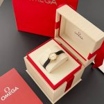 欧米茄蝶飞 Blingbling的腕间钻石糖万花筒手表直径18.5毫米㎜，少见的Mini尺寸，精致且有存在感立体的条钉刻度，独特之处在于表镜内侧采用钻石切割工艺