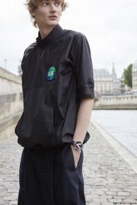 Louis Vuitton路易威登，Tambour Damier Cobalt 腕表系列的一款腕表由精钢材质打造，表盘装饰对比强烈的红白图纹，并进一步由天蓝色秒