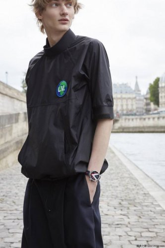 Louis Vuitton路易威登，Tambour Damier Cobalt 腕表系列的一款腕表由精钢材质打造，表盘装饰对比强烈的红白图纹，并进一步由天蓝色秒