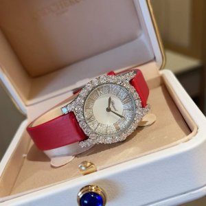皮 ，钢 萧邦Chopardl‘Heuredudiamant#系列腕表，采用品牌标志性“皇冠爪镶”工艺，以精湛技艺与风格为女性之美谱写出一曲奢美的颂歌，一如作品