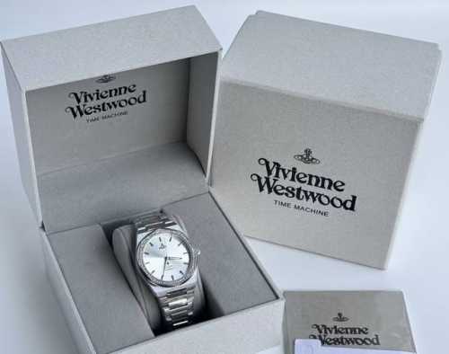 腕间这枚Emporio Armani Sinfonia白月光系列腕表 是白鹿同款系列的Mini Size 温润小巧的椭圆形表盘上镶嵌着白色母贝 如同我们内在的多