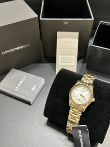 鎏金贝语 优雅成诗 DDD Ar11657 DDD 阿玛尼32Mm贝母石英表 以天然虹彩诠释轻奢美学 DDD 白色贝母表盘流转梦幻光晕，每道纹路都是自然的独家签