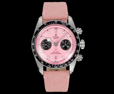 T Factory 帝舵 Tudor Black Bay Chrono系列是一款融合潜水表传统与赛车计时功能的混合型腕表，以其复古美学与现代技术著称。以下是该系